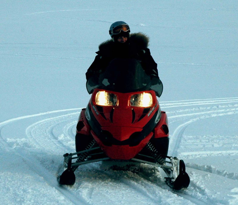 36 ina åker skoter